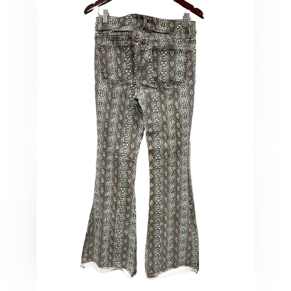 UO BDG 70s Inspired Midrise Stretchy Flare Snakeskin Print Jeans Size 27 - Picture 5 of 8